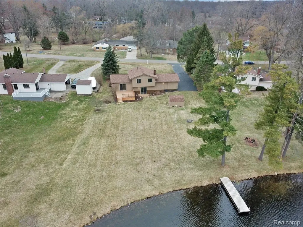 1365 Thistleridge Holly Township MI 48442