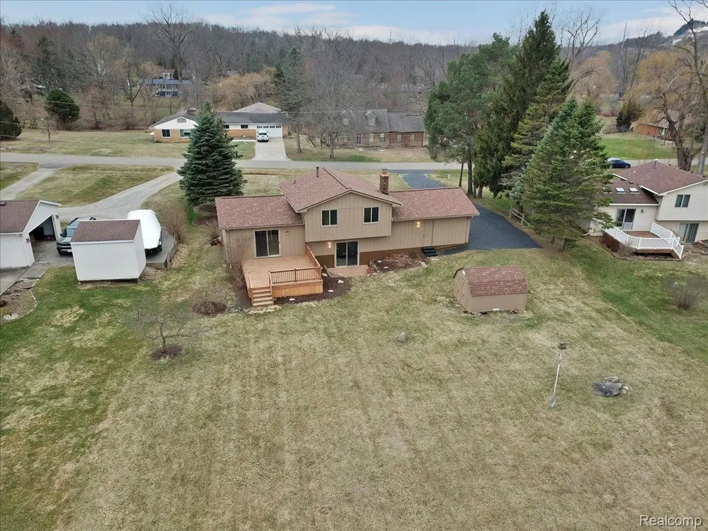 1365 Thistleridge Holly Township MI 48442