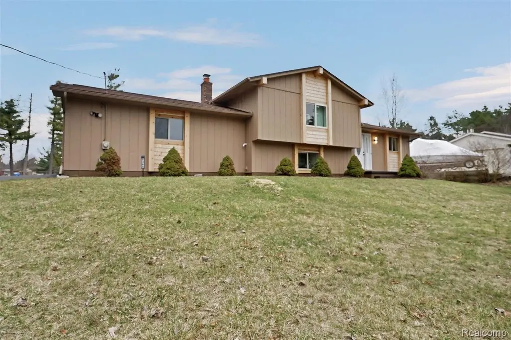 1365 Thistleridge Holly Township MI 48442