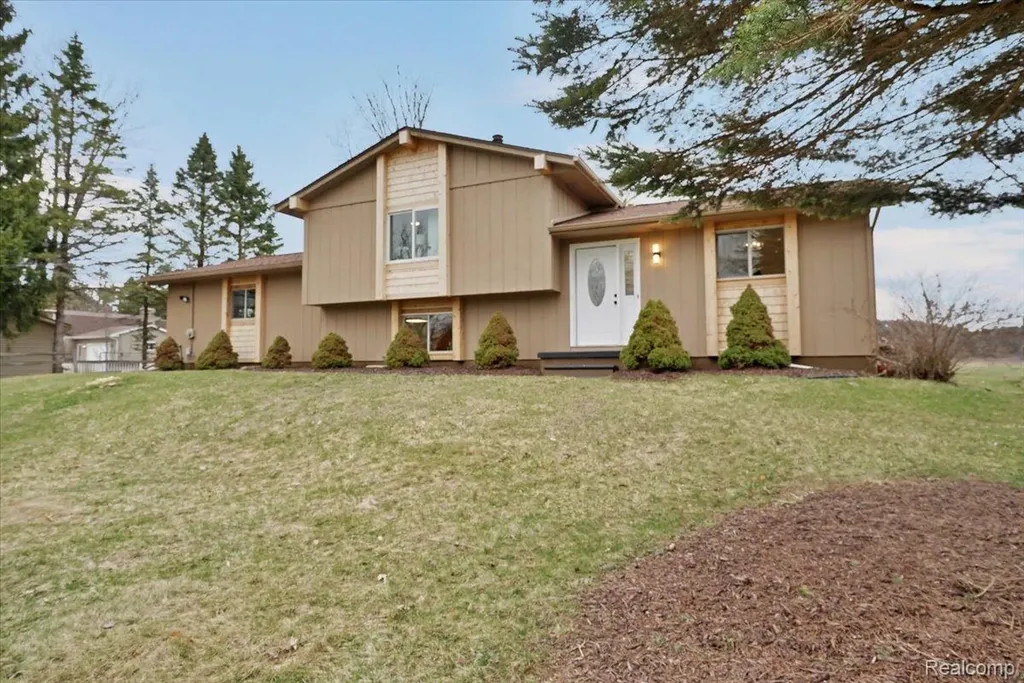 1365 Thistleridge Holly Township MI 48442