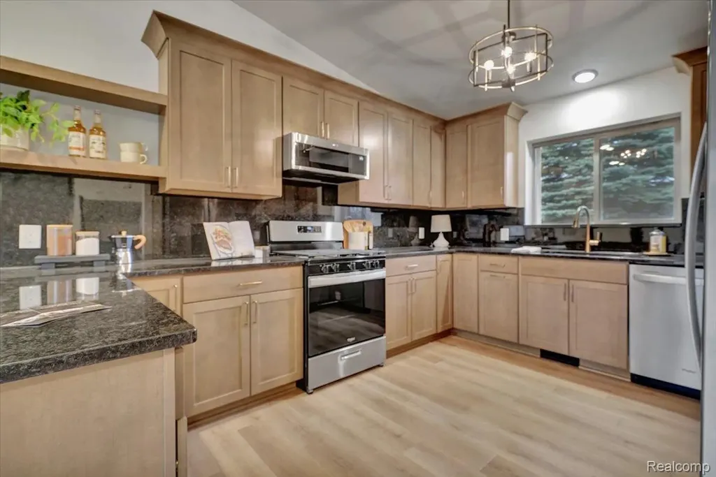 1365 Thistleridge Holly Township MI 48442