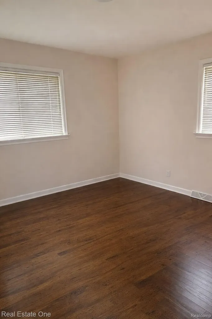27014 Ford Road Dearborn Heights City MI 48127