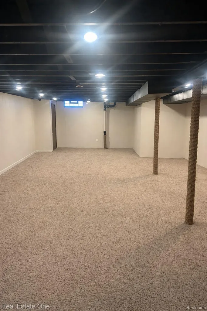27014 Ford Road Dearborn Heights City MI 48127