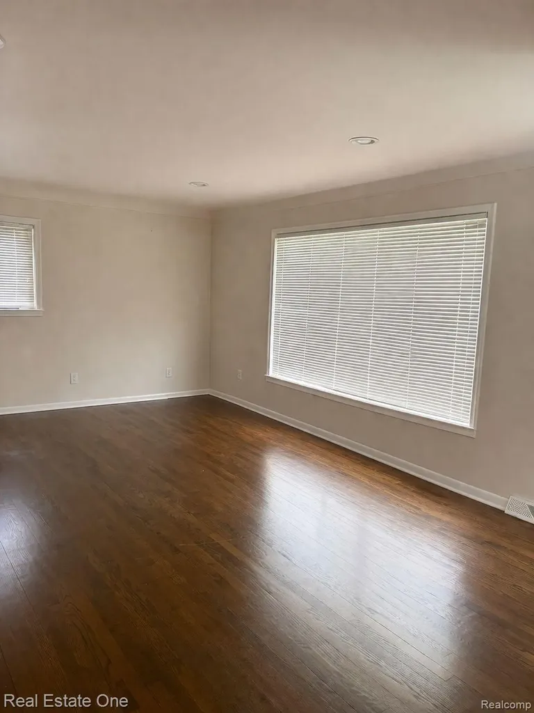 27014 Ford Road Dearborn Heights City MI 48127