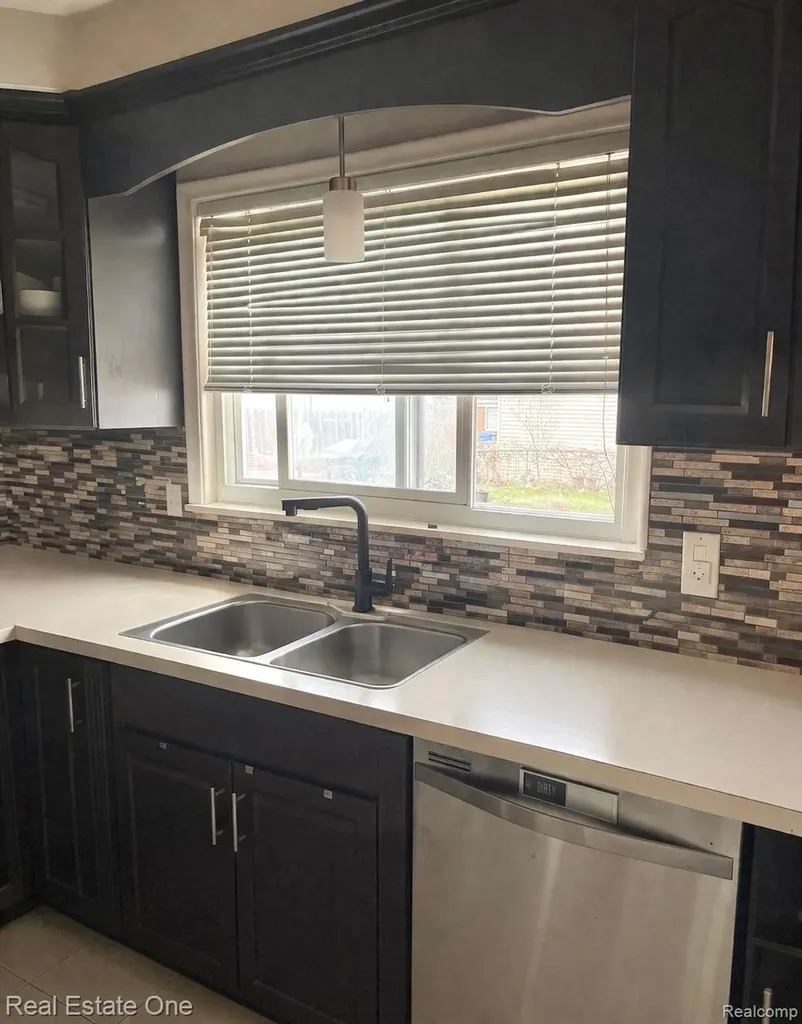 27014 Ford Road Dearborn Heights City MI 48127