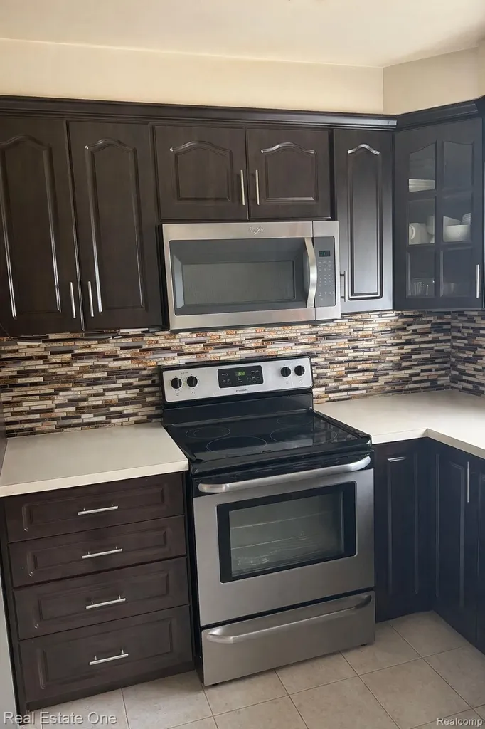 27014 Ford Road Dearborn Heights City MI 48127