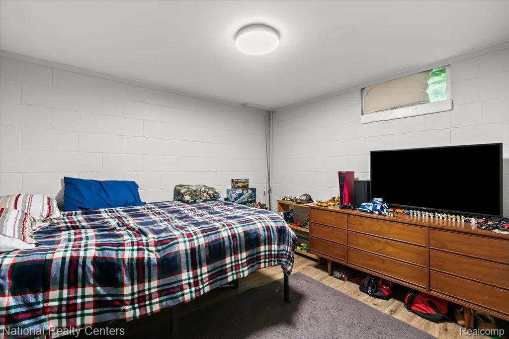 1785 Middle Road Highland Charter Township MI 48357