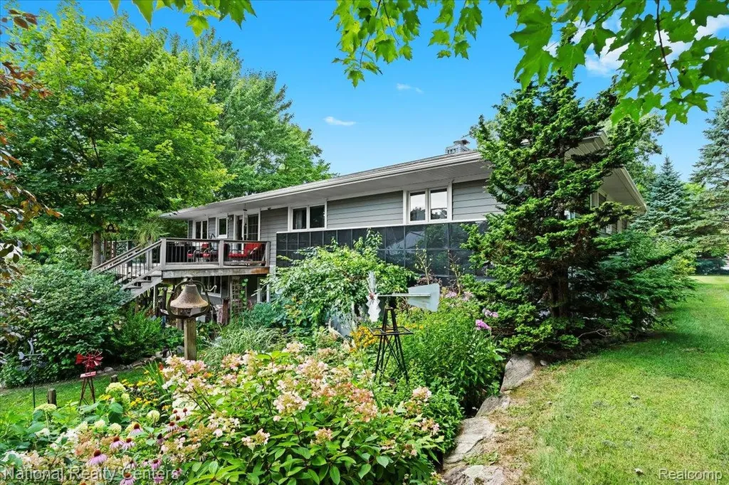 1785 Middle Road Highland Charter Township MI 48357