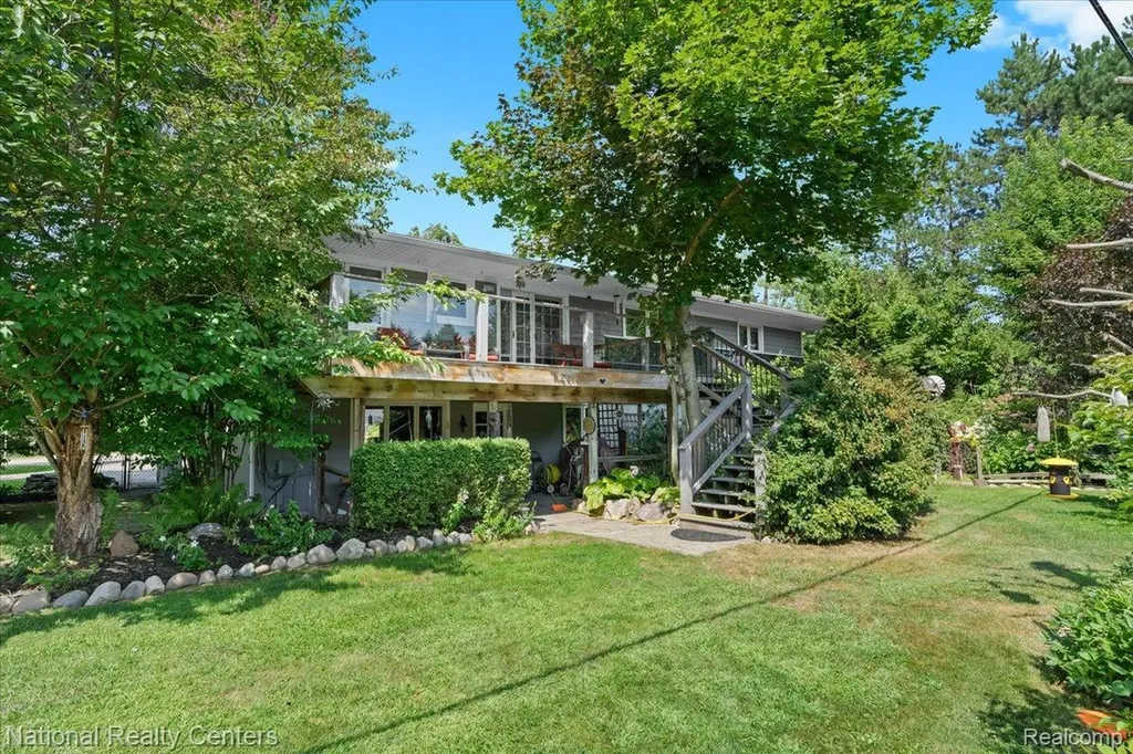 1785 Middle Road Highland Charter Township MI 48357