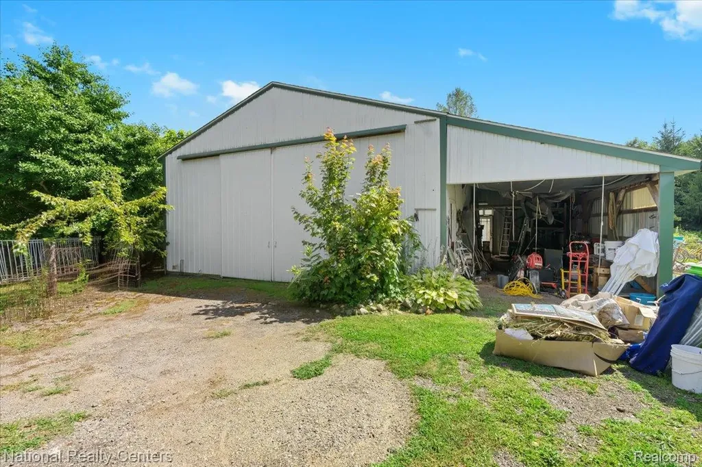 1785 Middle Road Highland Charter Township MI 48357