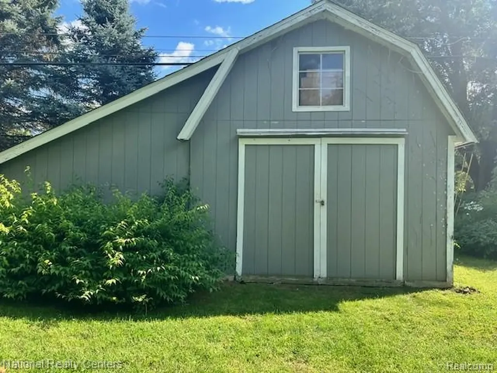 1785 Middle Road Highland Charter Township MI 48357