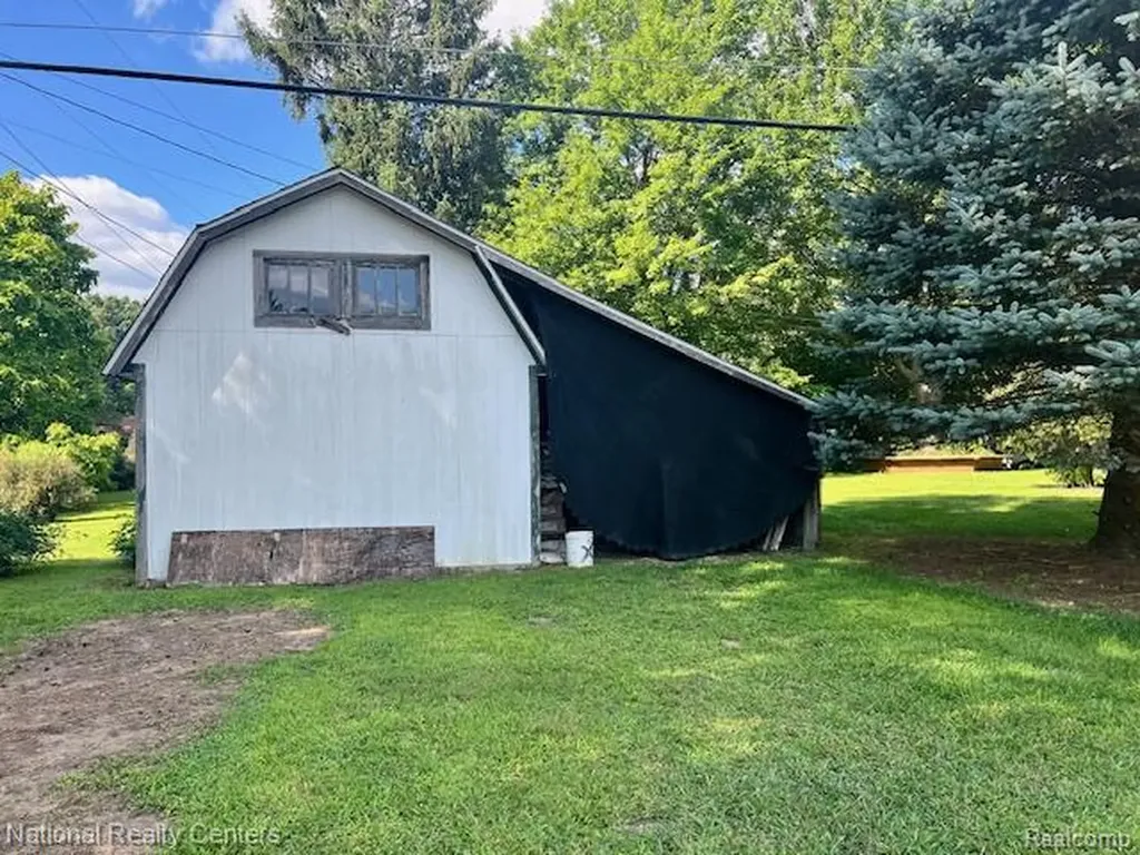 1785 Middle Road Highland Charter Township MI 48357