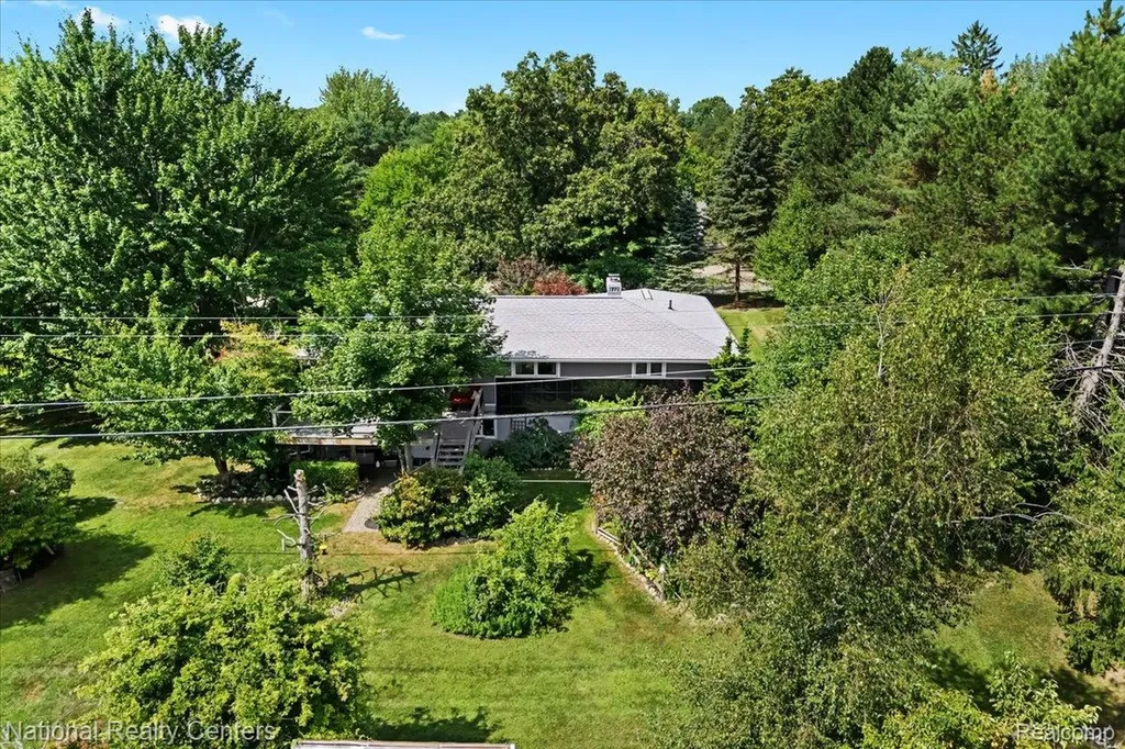 1785 Middle Road Highland Charter Township MI 48357