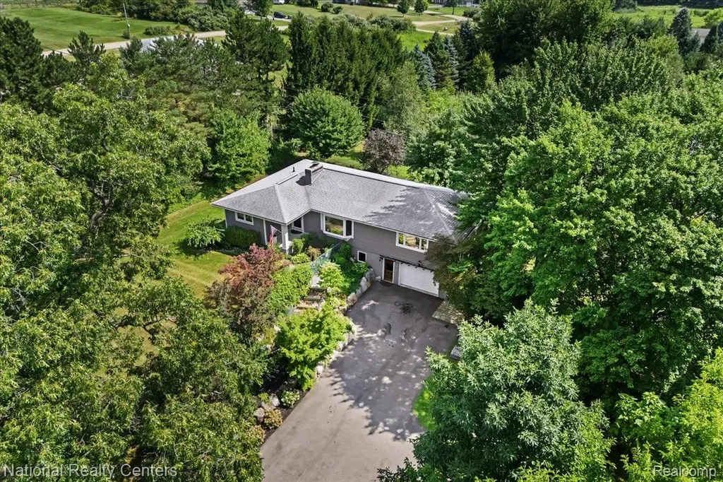 1785 Middle Road Highland Charter Township MI 48357