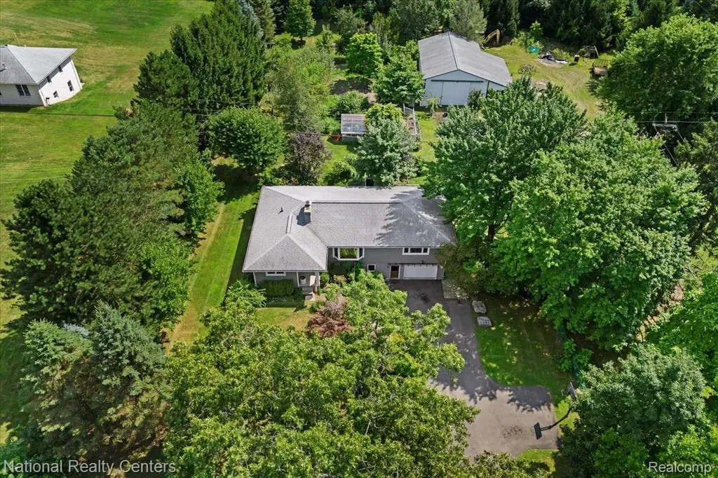 1785 Middle Road Highland Charter Township MI 48357