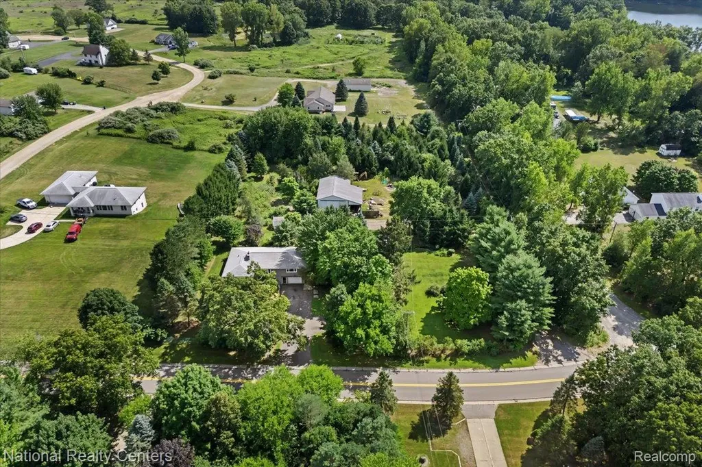 1785 Middle Road Highland Charter Township MI 48357