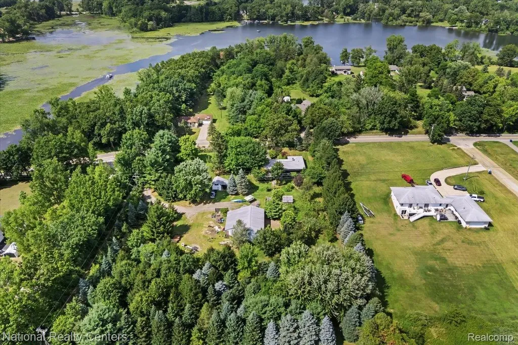 1785 Middle Road Highland Charter Township MI 48357