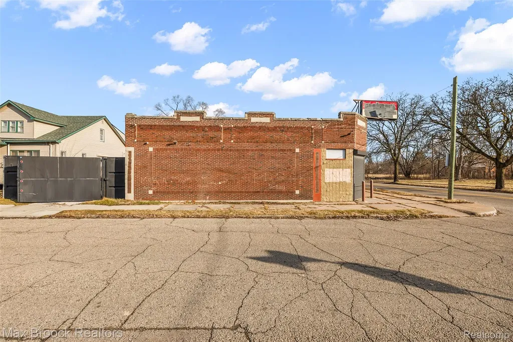 12501 Chalmers Street Detroit City MI 48205