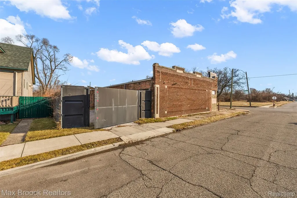 12501 Chalmers Street Detroit City MI 48205
