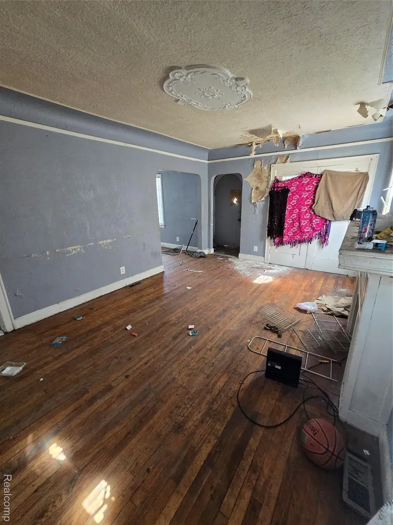 17325 Barlow Street Detroit City MI 48205