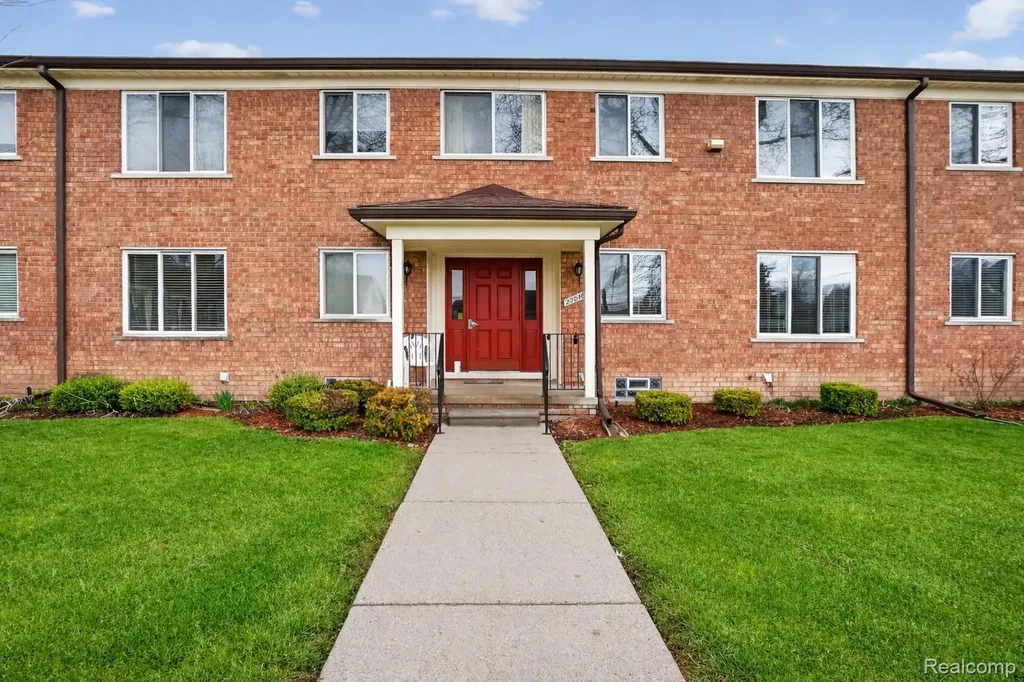 22850 E 9 Mile Road St. Clair Shores City MI 48080