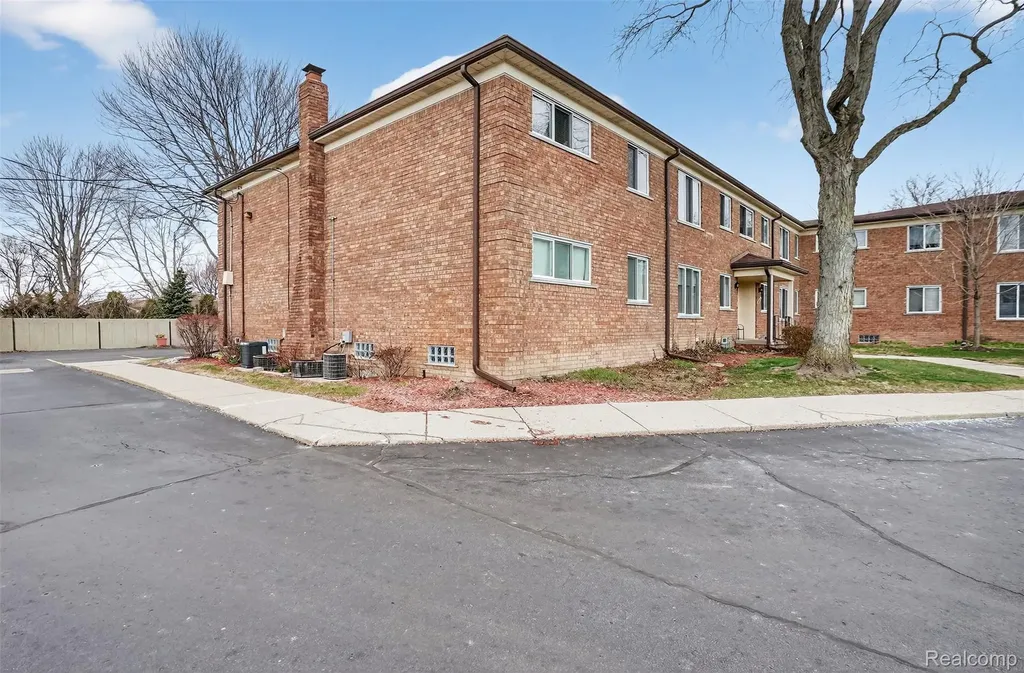 22850 E 9 Mile Road St. Clair Shores City MI 48080