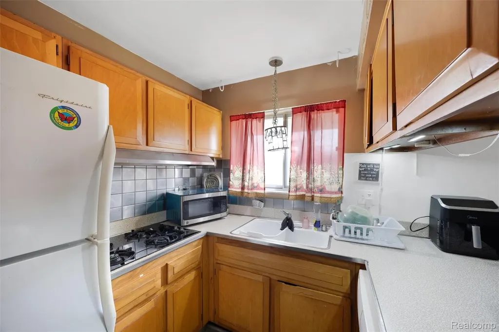 21821 Concord Street Southfield City MI 48076