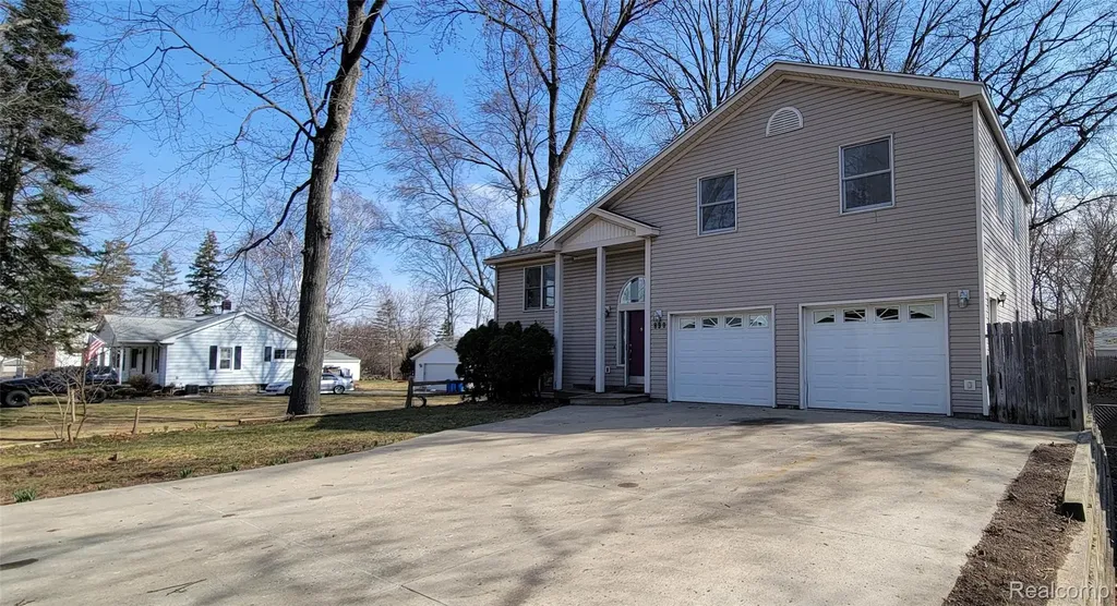 890 Tyrone Avenue Waterford Charter Township MI 48328