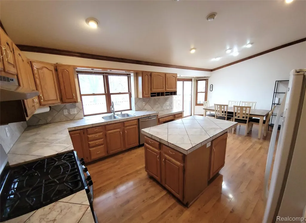 890 Tyrone Avenue Waterford Charter Township MI 48328