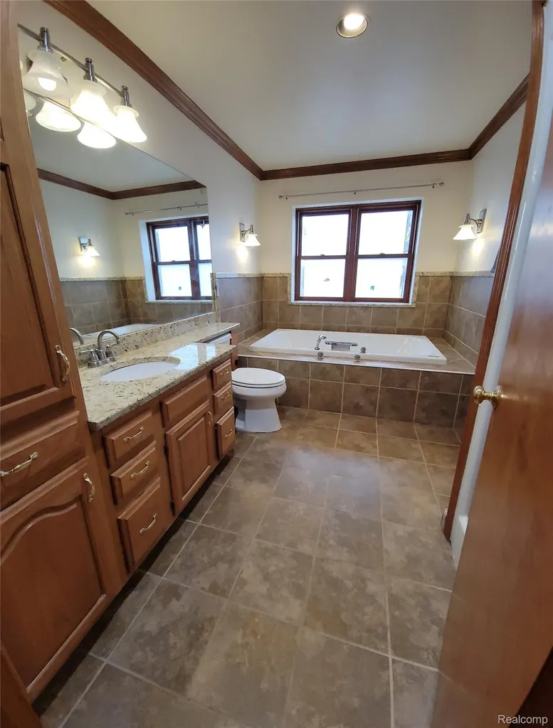 890 Tyrone Avenue Waterford Charter Township MI 48328