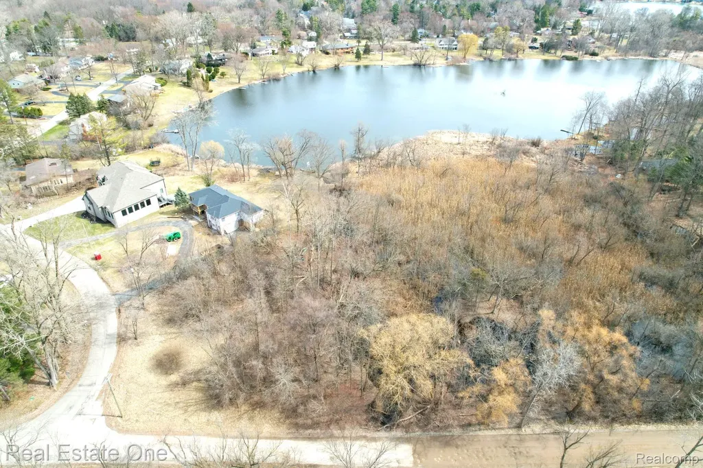 2636 Bay Drive West Bloomfield Charter Township MI 48324