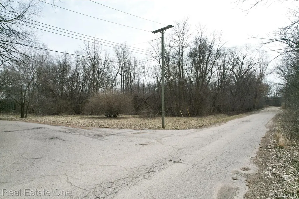 2636 Bay Drive West Bloomfield Charter Township MI 48324