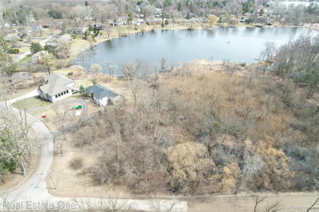 2636 Bay Drive West Bloomfield Charter Township MI 48324