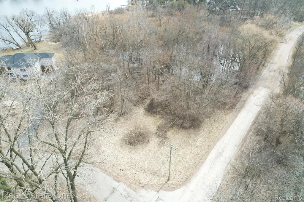 2636 Bay Drive West Bloomfield Charter Township MI 48324