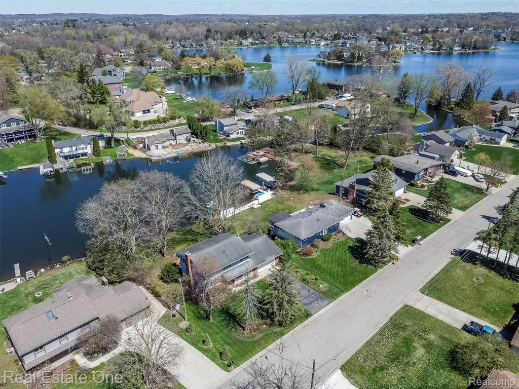 10420 Cedar Point Drive White Lake Charter Township MI 48386