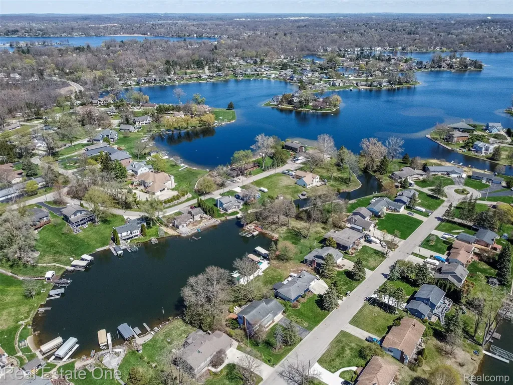 10420 Cedar Point Drive White Lake Charter Township MI 48386
