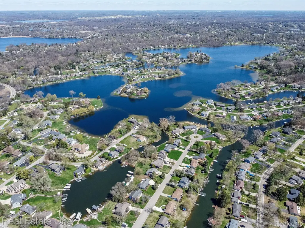 10420 Cedar Point Drive White Lake Charter Township MI 48386