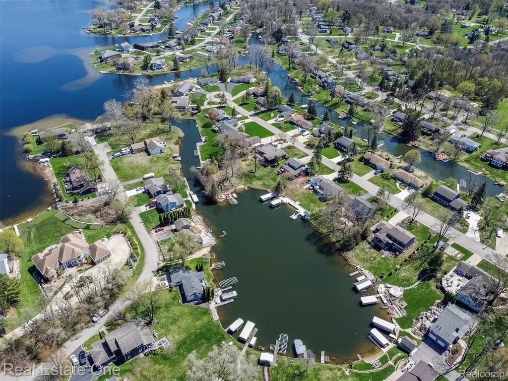 10420 Cedar Point Drive White Lake Charter Township MI 48386