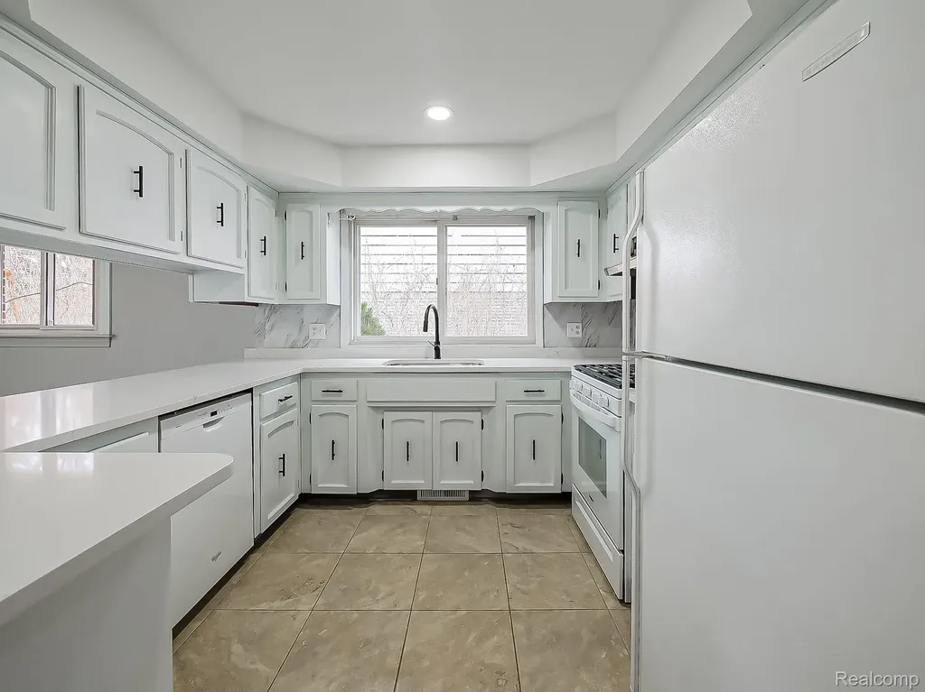 25748 Curie Avenue Warren City MI 48091