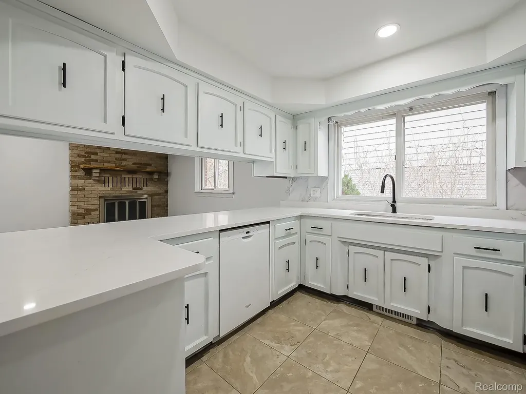 25748 Curie Avenue Warren City MI 48091