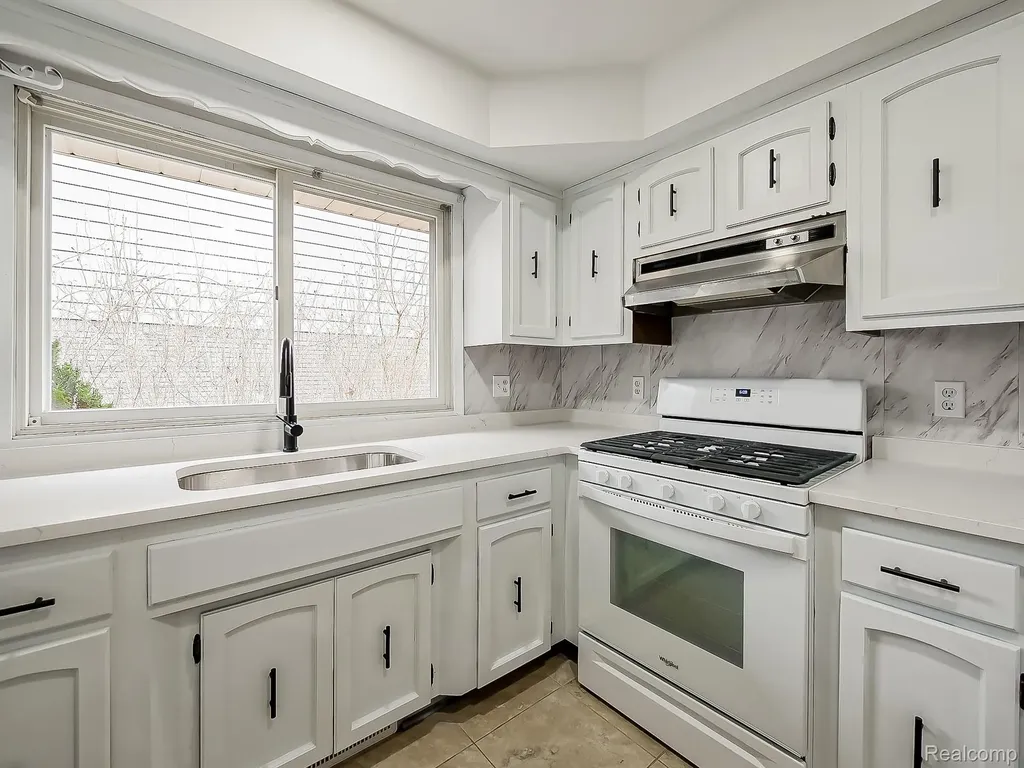 25748 Curie Avenue Warren City MI 48091