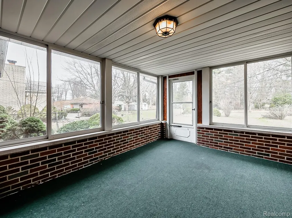 25748 Curie Avenue Warren City MI 48091