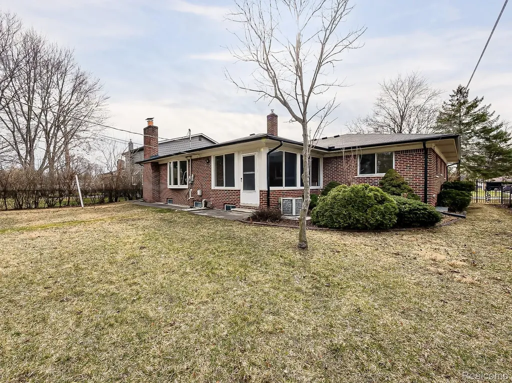 25748 Curie Avenue Warren City MI 48091