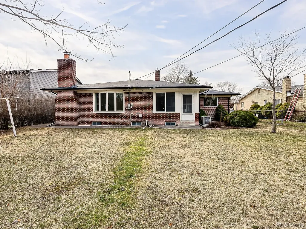25748 Curie Avenue Warren City MI 48091