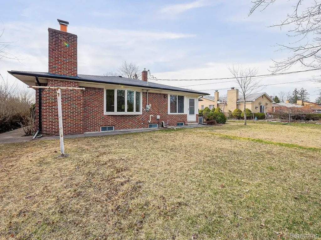 25748 Curie Avenue Warren City MI 48091