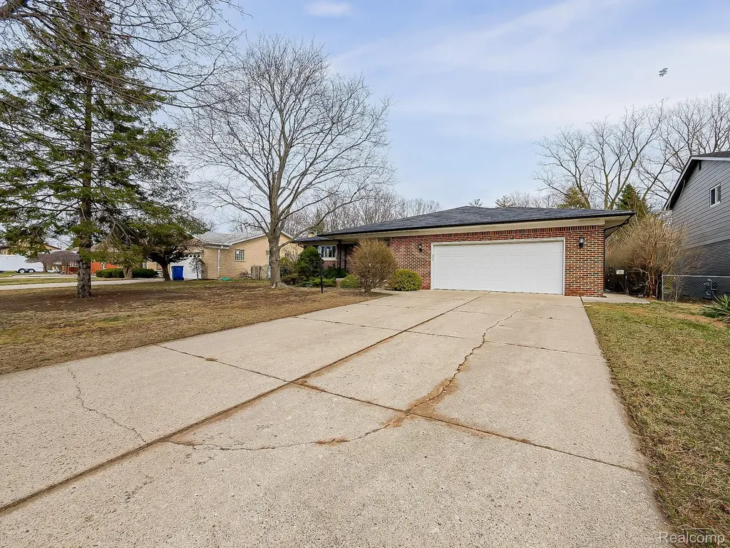 25748 Curie Avenue Warren City MI 48091