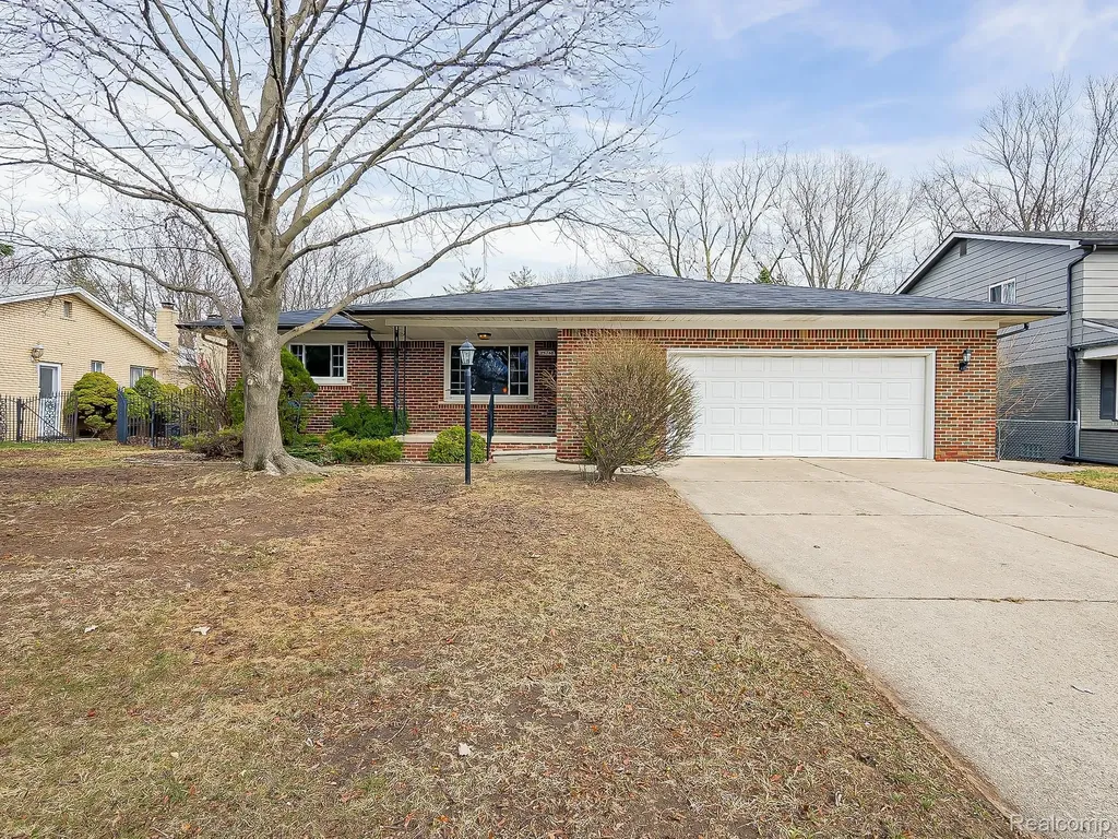 25748 Curie Avenue Warren City MI 48091
