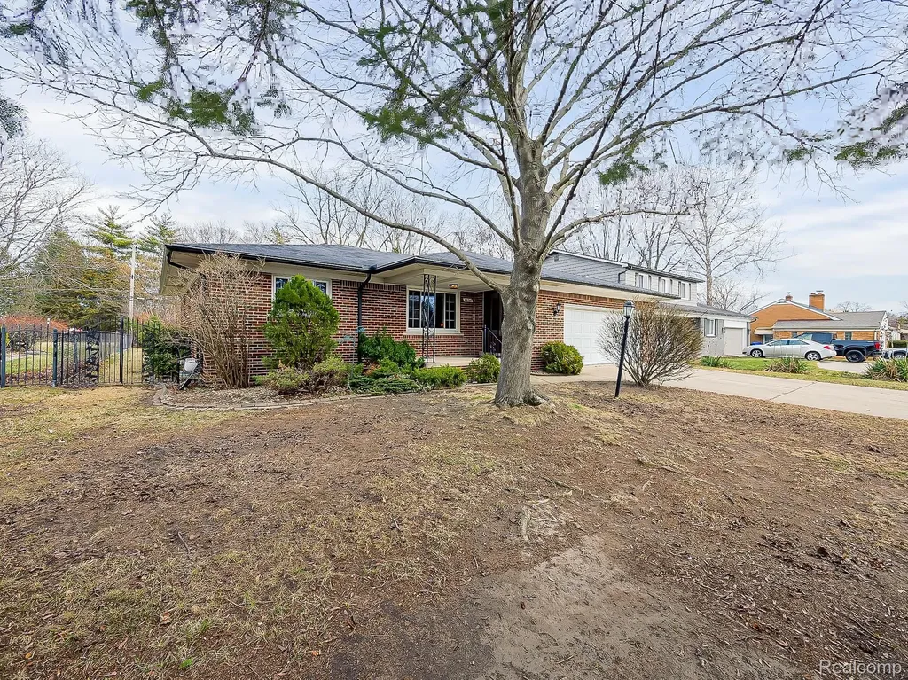 25748 Curie Avenue Warren City MI 48091