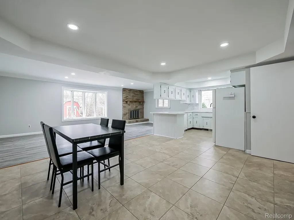 25748 Curie Avenue Warren City MI 48091