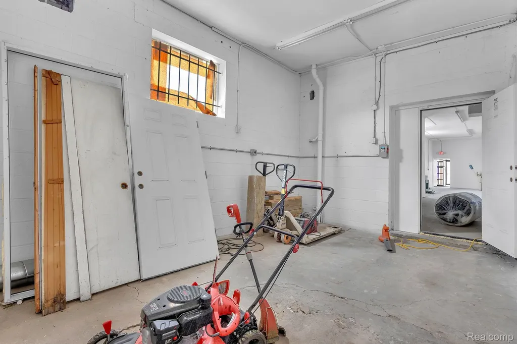 20500 W Warren Detroit City MI 48228